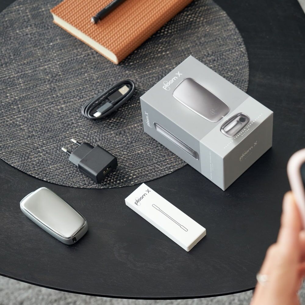 Ploom X Advanced USB cable black in situ

